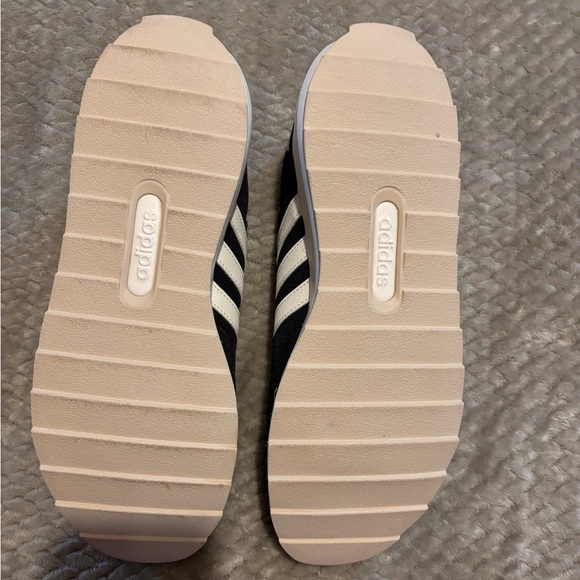 ADIDAS black & white running SNEAKERS size 9 - Picture 3 of 10